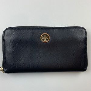 🎉SOLD🎉Tory Burch Black Full Zip Around Wallet
